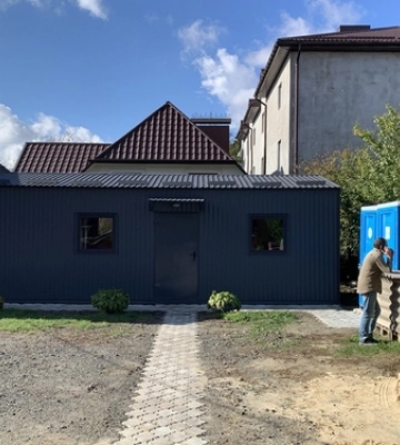 У Луцьку за майже мільйон встановили модульний будинок для безхатьків 