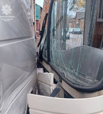 У Кропивницькому зіштовхнулися громадський автобус та легковик 