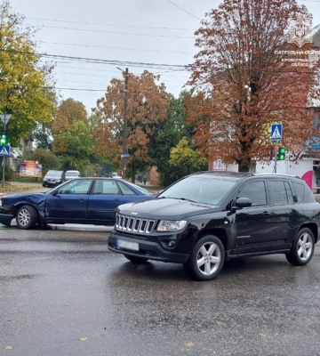 На поворотi в Кропивницькому зiткнулися Jeep Compass та Audi