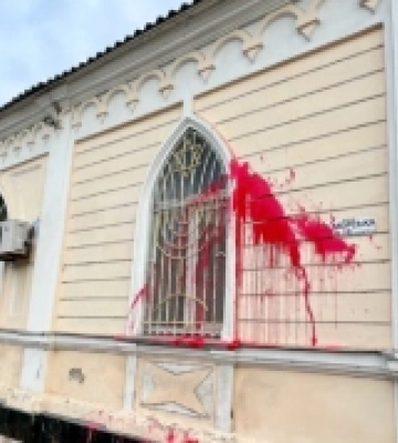 &quot;Реакція на події в Ізраїлі&quot;: у Миколаєві невідомі облили синагогу червоною фарбою