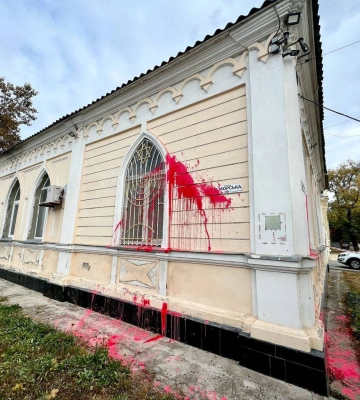 &quot;Реакція на події в Ізраїлі&quot;: у Миколаєві невідомі облили синагогу червоною фарбою
