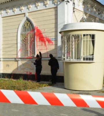 &quot;Реакція на події в Ізраїлі&quot;: у Миколаєві невідомі облили синагогу червоною фарбою