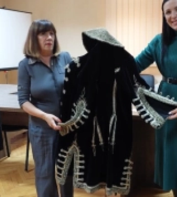 Ужгород: музею подарували комплект одягу ХІХ століття
