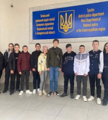 Поліцейські Тячева провели урок безпеки та екскурсію відділом для учнів місцевих закладів освіти