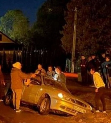 Довелося викликати спецтехніку: на Волині автівка влетіла у велику яму на дорозі. Відео