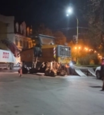 Ускладнений рух: в Ужгороді ремонтують вулицю Підгірну
