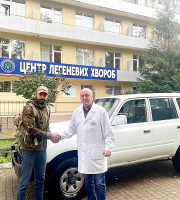 Закарпатський Центр легеневих хвороб передав авто для потреб ЗСУ