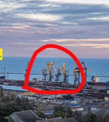В порт оккупированного Мариуполя зашло российское судно с бетонными плитами для укреплений