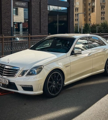 Волк в овечьей шкуре: в Киеве заметили редкий заряженный Mercedes 