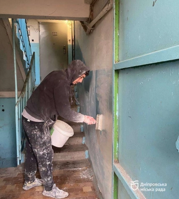 У Дніпрі за заявками мешканців продовжують ремонтувати аварійні підʼїзди у будинках комунальної власності