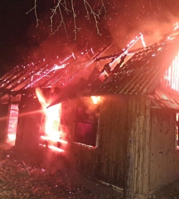 На Львівщині згорів будинок, ще два - врятували
