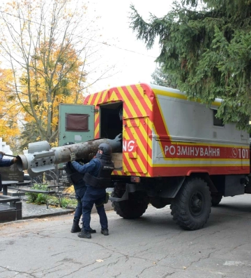 Огромный снаряд от РСЗО «Смерч» нашли на кладбище в Харькове 
