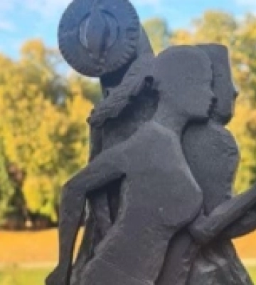 В Ужгороді відкрили відновлену скульптурку «Спортивний орієнтувальник»