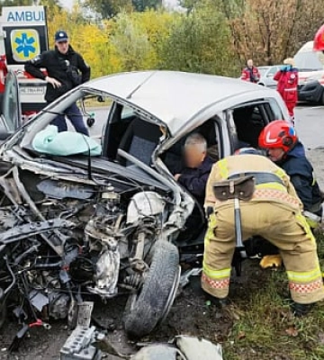 ДТП на Дніпропетровщині: рятувальники деблокували травмованого водія з понівеченої автівки