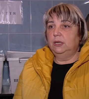 У Костополі люди несуть одяг у банк
