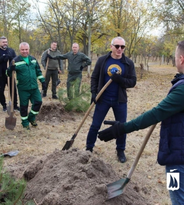 У миколаївському парку Перемоги висадили молоді дерева. Фото