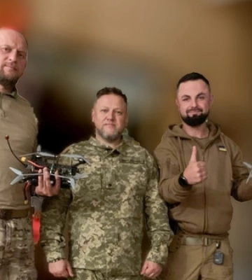 Головний рабин України передав волинським бійцям дрони-бомбери 