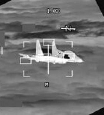 Китайский истребитель прошел всего в трех метрах от американского B-52 – видео