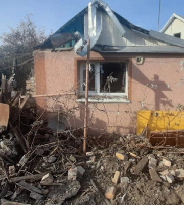 РФ обстріляла Нікополь: поранено дитину та літню жінку