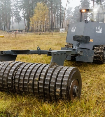 Саперам Харківщини передали машину для розмінування: вона витримала 300 підривів протипіхотних мін під час випробувань