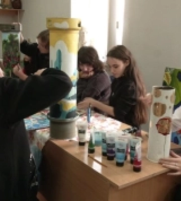 &quot;Ми не маємо права втомлюватися&quot;: у Рівному студенти розмальовують гільзи від снарядів для аукціону