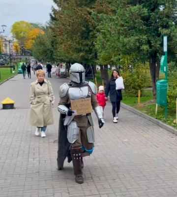 «Мандалорець» в центрі Рівного збирає гроші для роти товариша, який загинув на війні