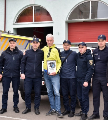 Зі Швейцарії до Луцька: пожежник-пенсіонер подарував свій автомобіль українським колегам