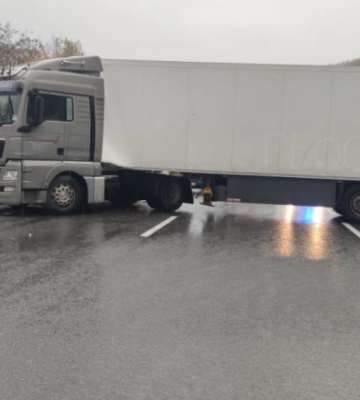 На Закарпатті вантажівка зіштовхнулась із пасажирським автобусом – поліція