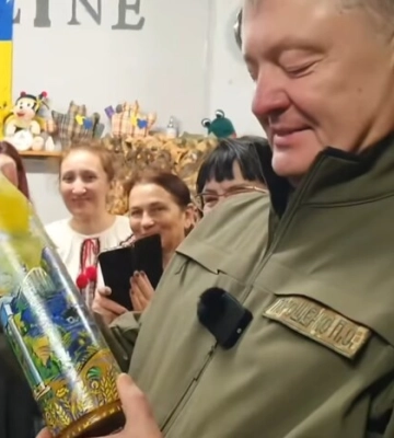 «БТР та котики з кавунчиком». Порошенко отримав незвичайний подарунок (відео)