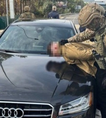 На Закарпатті шахрай видурив у матері загиблого військового 7,5 мільйонів: його затримано, фото