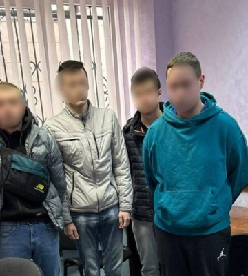 Обіцяли вивезти за кордон, але покидали посеред дороги: у Харкові судитимуть шахраїв, які обманювали чоловіків