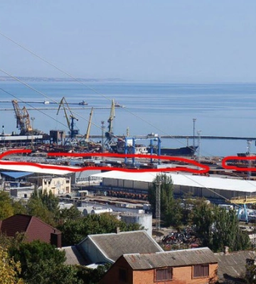 В окупованому Маріуполі загарбники завантажують одночасно три судна
