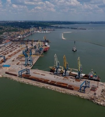 Окупанти завантажують одночасно три судна в порту Маріуполя - мерія