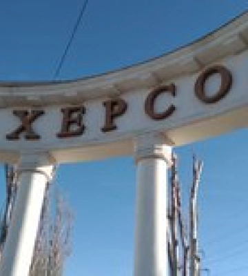 Россияне ударили по Херсону утром – есть раненая и разрушения