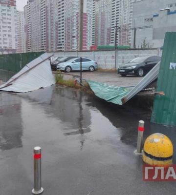 Ураганний вітер в Києві вже наробив лиха (фото, відео)