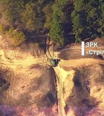 РСЗВ &quot;HIMARS&quot; влучає у російський ЗРК &quot;Стріла-10&quot;. ВIДЕО