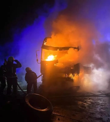 На парковці у Дніпрі згоріла вантажівка