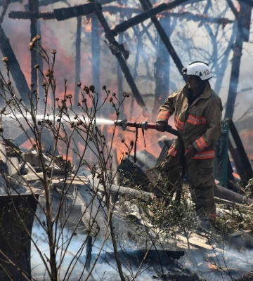 Ледь не згорілі житлові будинки: вогнеборці ліквідували пожежу у Новій Одесі