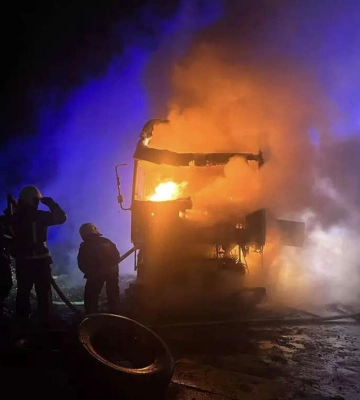 На парковці у Дніпрі згоріла вантажівка