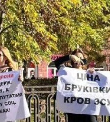 У Дніпрі під міськрадою знову проводять акцію “Гроші на ЗСУ”
