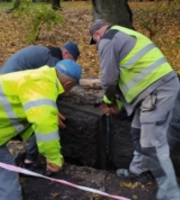 Стало відомо, навіщо розбирають плити біля центрального парку Рівного