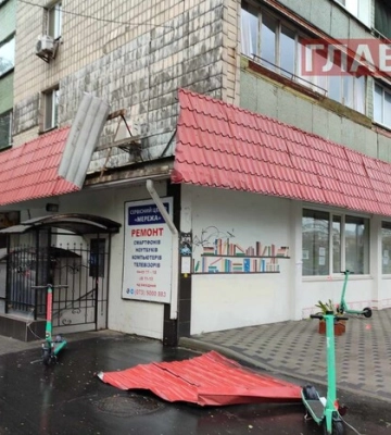 Вітер зриває дахи зі столичних будинків (фото, відео)