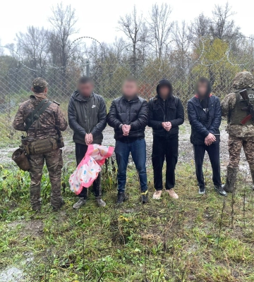 На Закарпатті четверо чоловіків планували перепливати Тису на надувній «ватрушці»
