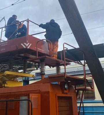 В Україні через негоду є низка суттєвих затримок поїздів. У Києві вітер пошкодив накриття приміського вокзалу