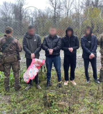 Один надувний круг на чотирьох: на Закарпатті затримали ухилянтів, які перепливали Тису