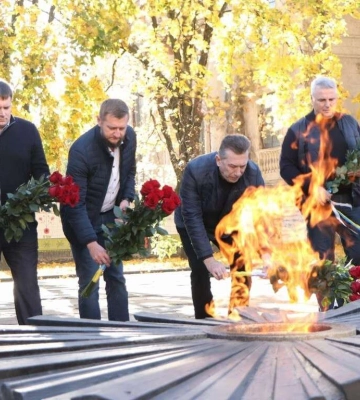 В Днепре к годовщине освобождения Украины от нацистов почтили память погибших