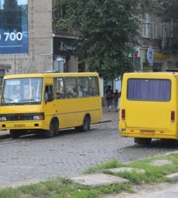 Водій не закрив двері: на Одещині жінка випала з маршрутки під час руху та отримала травми