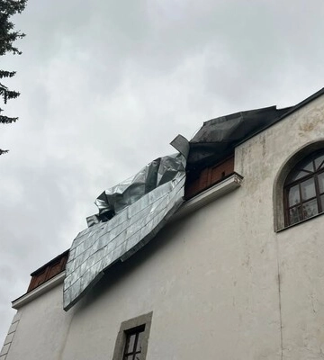 На Рівненщині буревій частково пошкодив дах Дубенського замку