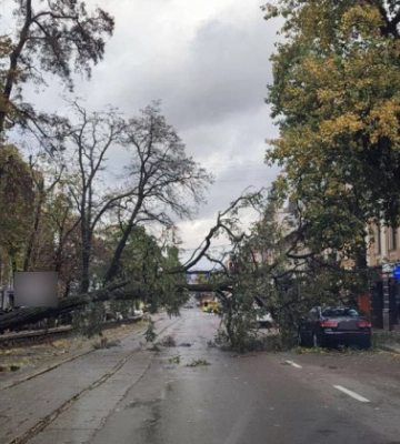 Негода у Києві: перекрито рух транспорту на Хрещатику та затори до метро «Шулявська»