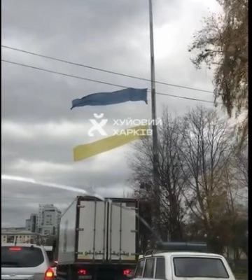 Ветер разорвал пополам государственный флаг в Харькове (видео)